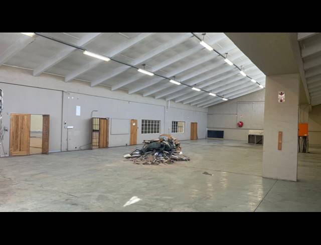 2,100M² WAREHOUSE TO LET IN PARAMOUNT ESTATE